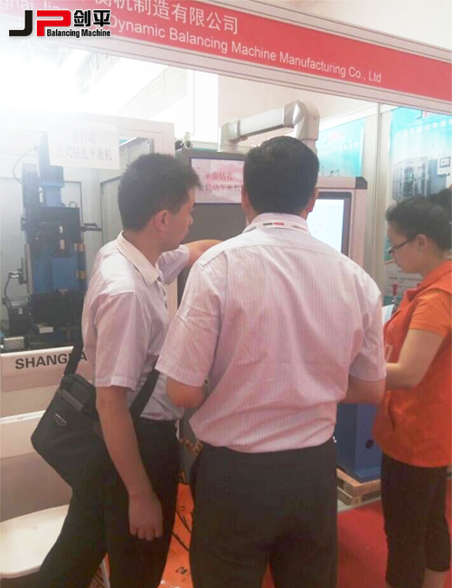 劍平動平衡機客戶咨詢現場