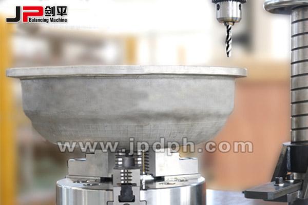 汽車(chē)輪轂動(dòng)平衡機(jī)-檢測(cè)中